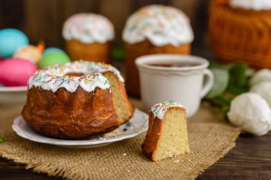 Paskalya kek ve ahşap bir masa üzerinde renkli yumurta. Arka plan olarak kullanılabilir