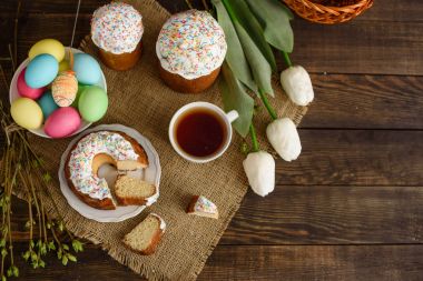 Paskalya kek ve ahşap bir masa üzerinde renkli yumurta. Arka plan olarak kullanılabilir