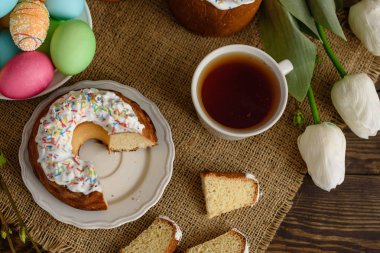 Paskalya kek ve ahşap bir masa üzerinde renkli yumurta. Arka plan olarak kullanılabilir