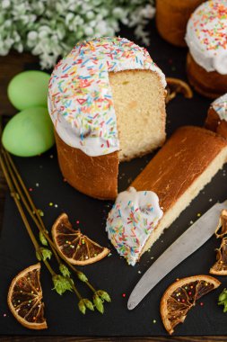 Paskalya kek ve ahşap bir masa üzerinde renkli yumurta. Arka plan olarak kullanılabilir