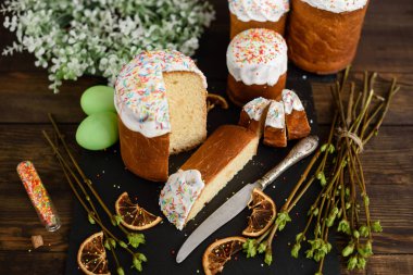 Paskalya kek ve ahşap bir masa üzerinde renkli yumurta. Arka plan olarak kullanılabilir