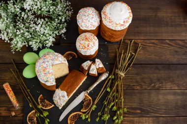 Paskalya kek ve ahşap bir masa üzerinde renkli yumurta. Arka plan olarak kullanılabilir