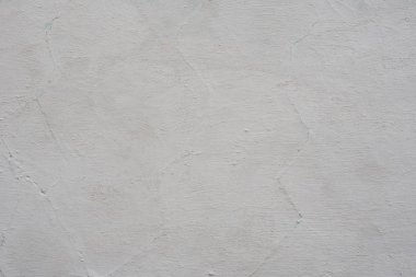 Çizik ve çatlaklarla dolu bir duvar parçası.