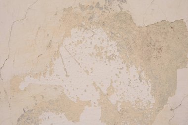 Çizik ve çatlaklarla dolu bir duvar parçası.