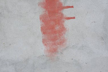 Çizik ve çatlaklarla dolu bir duvar parçası.