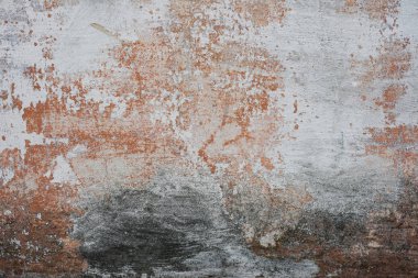 Çizik ve çatlaklarla dolu bir duvar parçası.