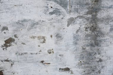 Çizik ve çatlaklarla dolu bir duvar parçası.