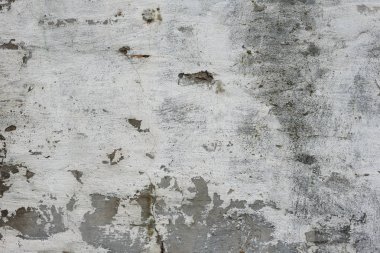 Çizik ve çatlaklarla dolu bir duvar parçası.