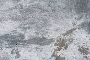 Çizik ve çatlaklarla dolu bir duvar parçası.