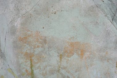 Çizik ve çatlaklarla dolu bir duvar parçası.