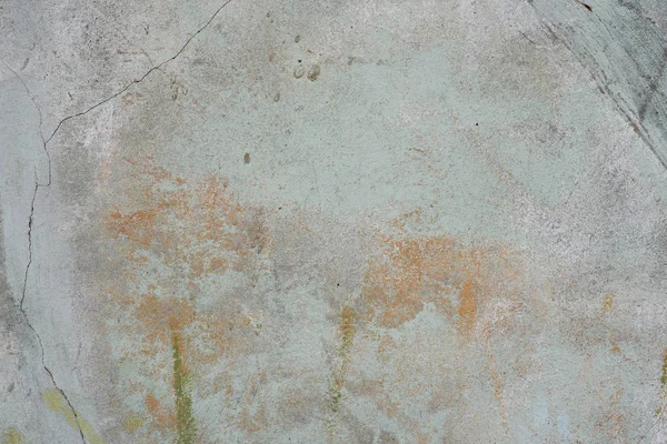 Çizik ve çatlaklarla dolu bir duvar parçası.