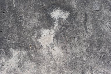 Çizik ve çatlaklarla dolu bir duvar parçası.