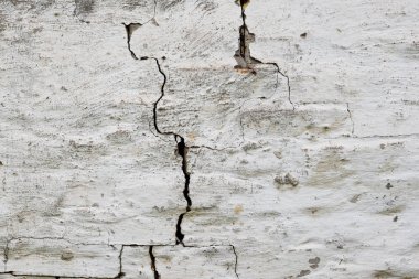 Çizik ve çatlaklarla dolu bir duvar parçası.