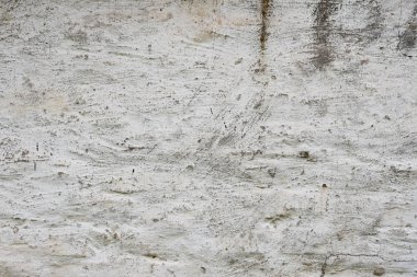 Çizik ve çatlaklarla dolu bir duvar parçası.