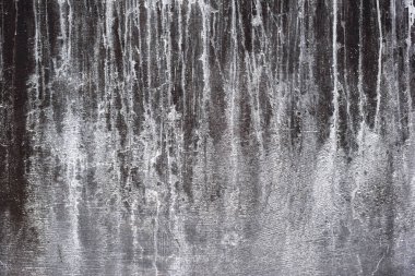 Çizik ve çatlaklarla dolu bir duvar parçası.