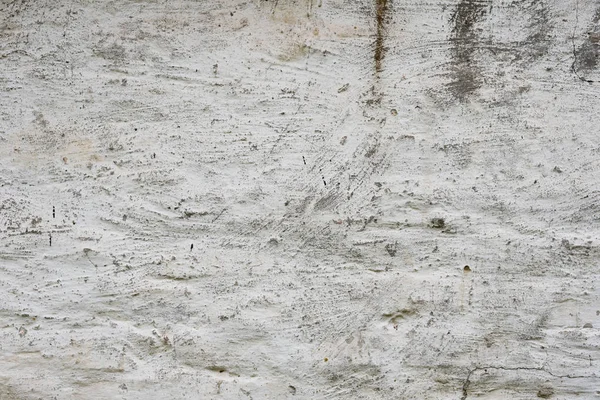 Çizik ve çatlaklarla dolu bir duvar parçası.