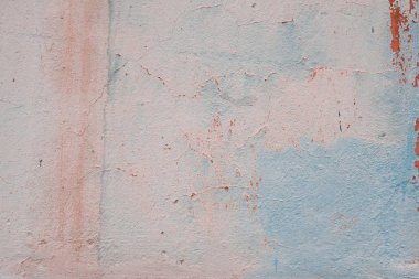 Çizik ve çatlaklarla dolu bir duvar parçası.