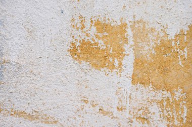 Çizik ve çatlaklarla dolu bir duvar parçası.