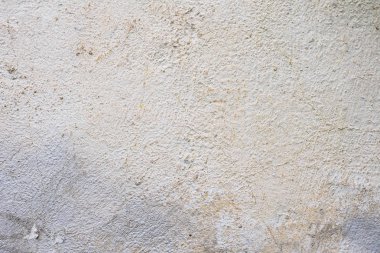 Çizik ve çatlaklarla dolu bir duvar parçası.