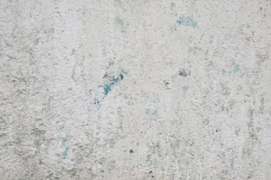 Çizik ve çatlaklarla dolu bir duvar parçası.