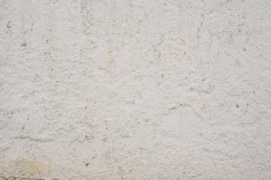 Çizik ve çatlaklarla dolu bir duvar parçası.