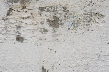 Çizik ve çatlaklarla dolu bir duvar parçası.