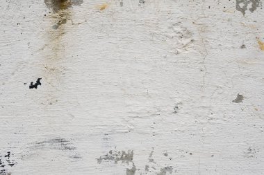 Çizik ve çatlaklarla dolu bir duvar parçası.