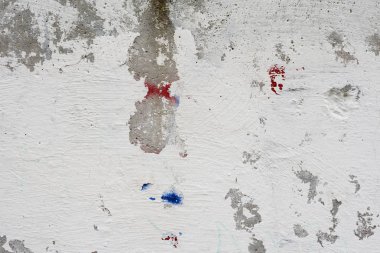 Çizik ve çatlaklarla dolu bir duvar parçası.