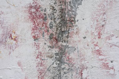 Çizik ve çatlaklarla dolu bir duvar parçası.