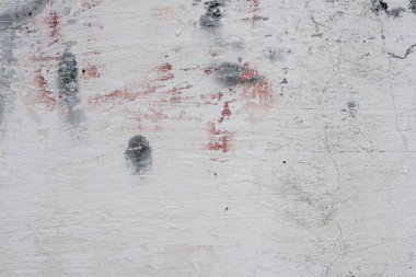 Çizik ve çatlaklarla dolu bir duvar parçası.