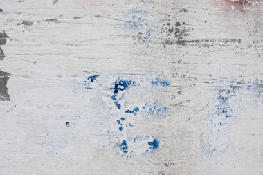 Çizik ve çatlaklarla dolu bir duvar parçası.