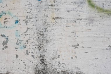 Çizik ve çatlaklarla dolu bir duvar parçası.