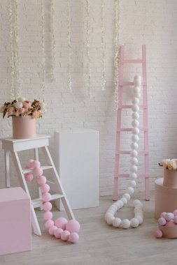 Pembe ve beyaz tonlarda ev iç. Arka plan olarak kullanılabilir