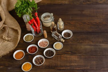 Tahta kaşıklar üzerinde çeşitli baharatlar. Gıda katkı maddeleri