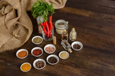 Tahta kaşıklar üzerinde çeşitli baharatlar. Gıda katkı maddeleri