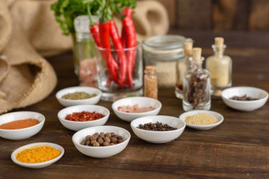 Tahta kaşıklar üzerinde çeşitli baharatlar. Gıda katkı maddeleri