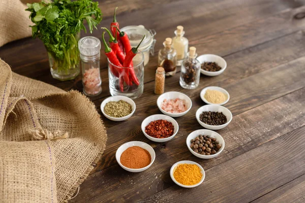 Tahta kaşıklar üzerinde çeşitli baharatlar. Gıda katkı maddeleri