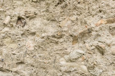 Çizik ve çatlaklarla dolu bir duvar parçası.