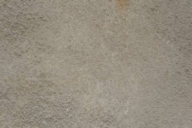 Çizik ve çatlaklarla dolu bir duvar parçası.