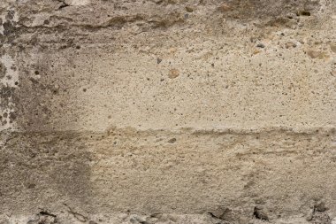 Çizik ve çatlaklarla dolu bir duvar parçası.