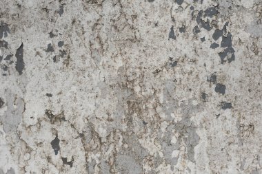 Çizik ve çatlaklarla dolu bir duvar parçası.