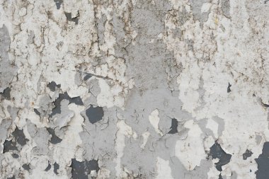 Çizik ve çatlaklarla dolu bir duvar parçası.