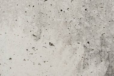 Çizik ve çatlaklarla dolu bir duvar parçası.