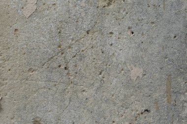 Çizik ve çatlaklarla dolu bir duvar parçası.