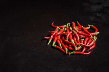 Gri beton arka planda parlak kırmızı biber. Baharatlı yemekler, malzemeler.