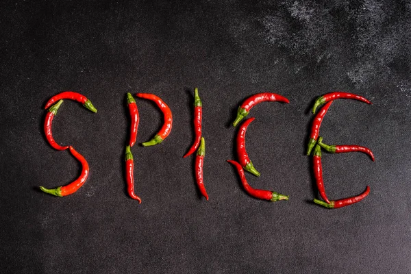 明亮的红辣椒，灰色混凝土背景。 辣味食物、配料 — 图库照片