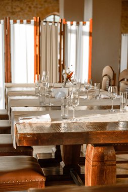 Gözlük, çiçek çatal, bıçak ile rahat iç restoranda akşam yemeği için servis