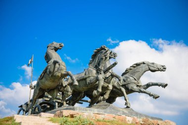 Kahovka, Kherson bölgesi / Ukrayna -- 26 Ekim 2019: Kızıl Muhafız ve bir at arabası anıtı. Makineli tüfekli bir araba, devrim zamanına benzer.