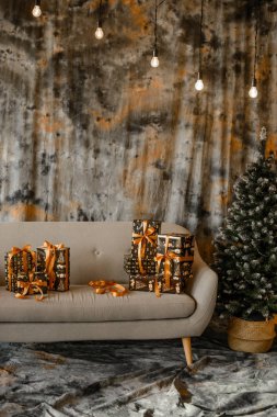 Altında hediyeler olan Noel ağacıyla süslenmiş güzel bir holdiay odası.