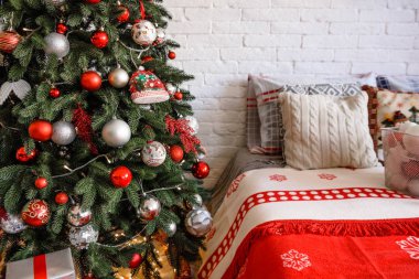 Altında hediyeler olan Noel ağacıyla süslenmiş güzel bir holdiay odası.